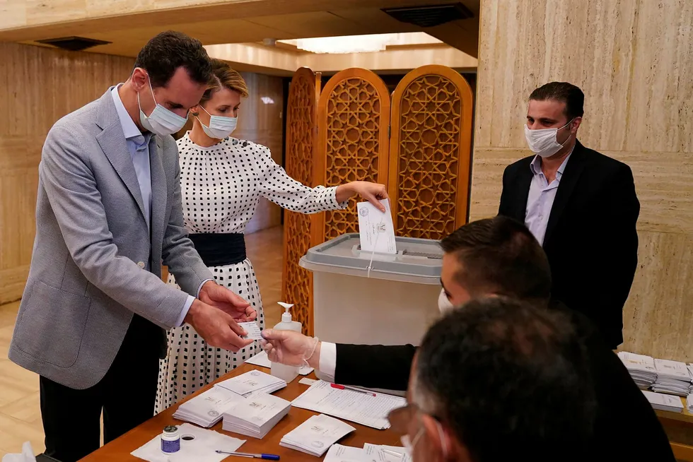 Syrias president Bashar al-Assad og hans kone Asma avla stemme i et valglokale i hovedstaden Damaskus søndag.