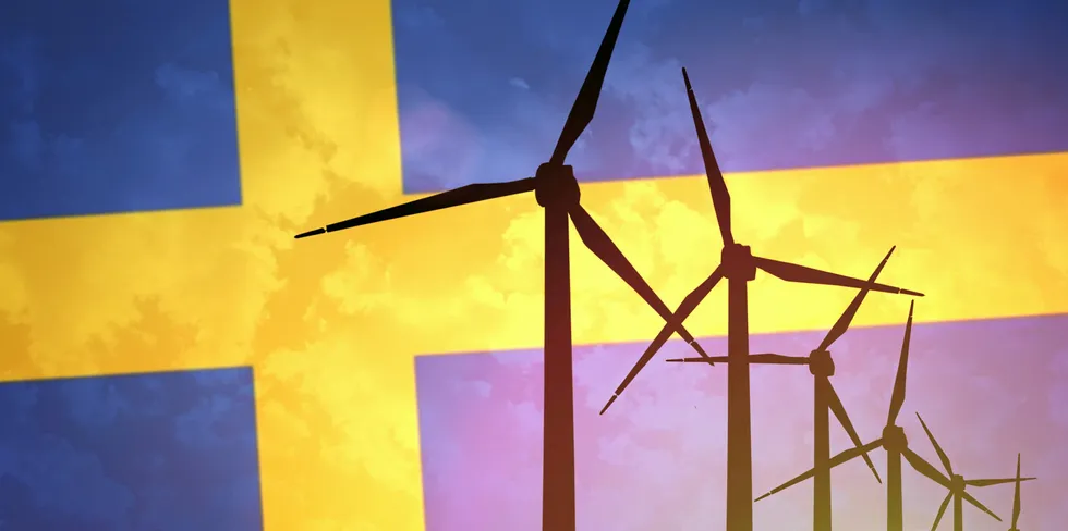 Høy vindkraft, kombinert med stigende temperaturer, sørger for kraftig prisnedgang i de Nord-Svenske strømprisene til i morgen. Det smitter over til de to nordligste prisområdene i Norge.