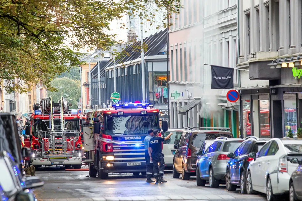 Brannvesenet i Oslo har kontrollert flere hundre restauranter i Oslo og funnet en rekke mangler. Her fra en brann i en restaurant på Grünerløkka ifjor. Foto: Terje Bendiksby / NTB scanpix