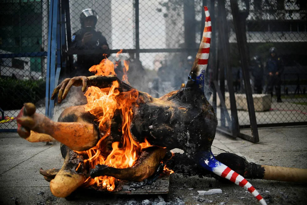 Rasende meksikanere brenner en «Alebrije» – en tradisjonell figur her utformet som Donald Trump – under en demonstrasjon foran USAs ambassade i Mexico.
