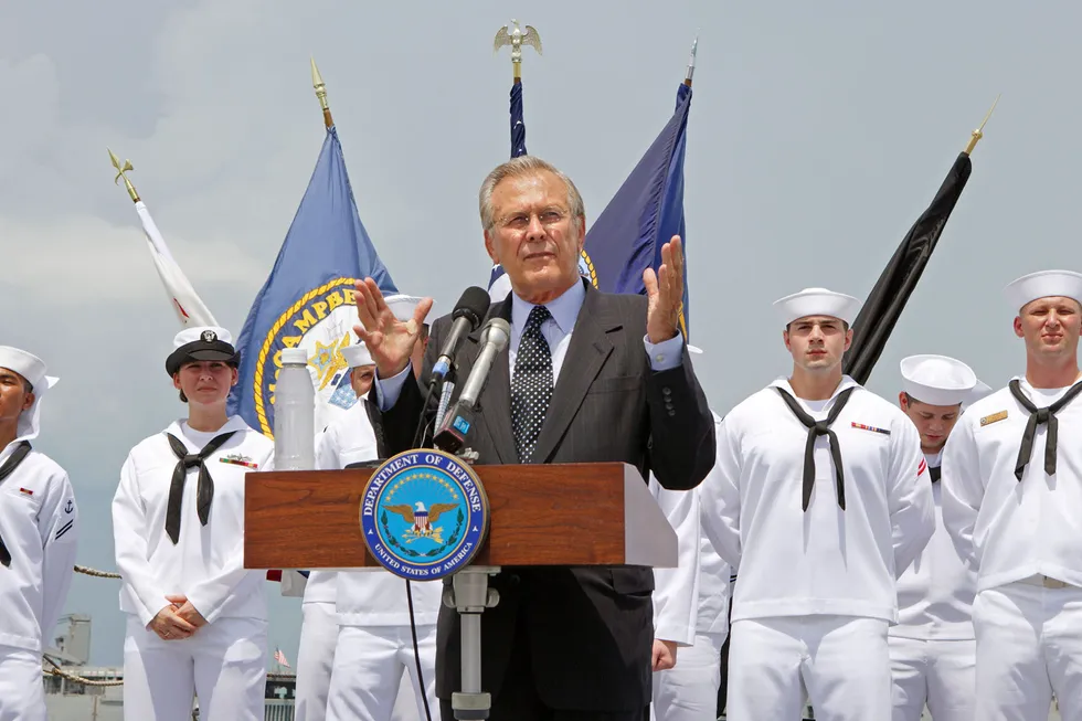 Donald Rumsfeld, tidligere forsvarsminister i USA, var opptatt av å følge med på det som ikke skjedde. Bildet fra Singapores marinebase i 2006.