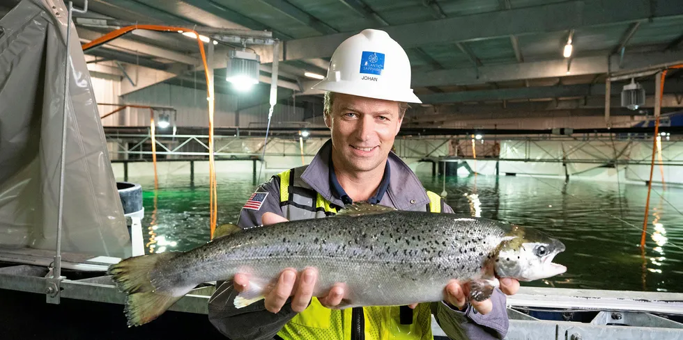 Grunnlegger, storeier og toppsjef Johan Andreassen med Atlantic Sapphires første laks produsert i USA.