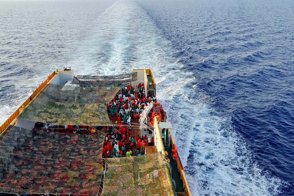 Organisasjonen Leger uten grenser planlegger å sende et skip under norsk flagg til Middelhavet for å redde migranter. Justisminister Jøran Kallmyr frykter konsekvensene. Dette bildet fra 2015 viser det norske skipet «Siem Pilot» med migranter om bord.
