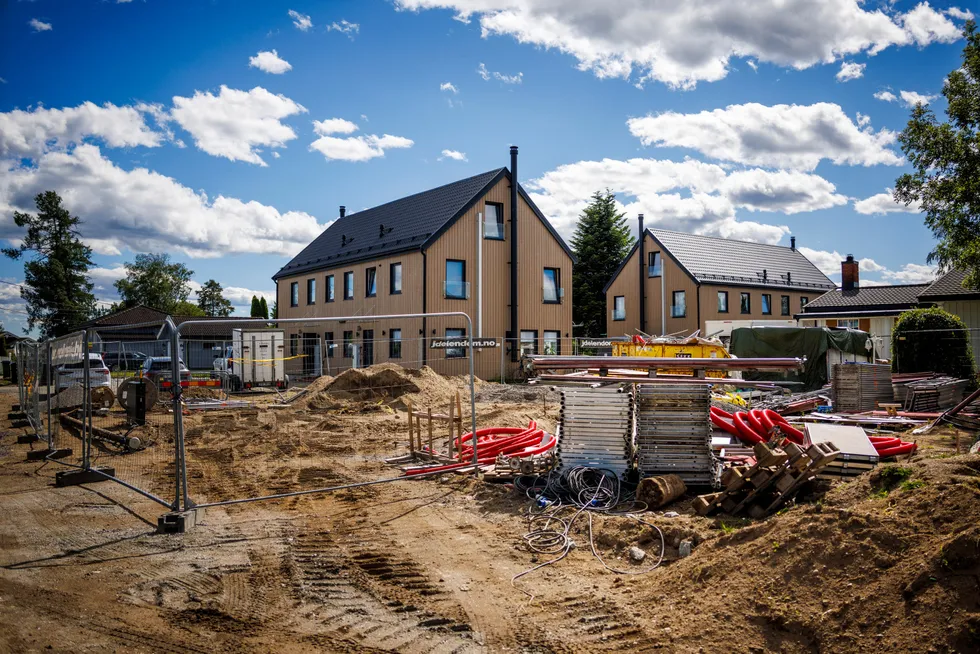 Ansi Eiendom står bak disse tomannsboligene på Jessheim. Mer enn et halvt år etter overtagelse er boligene fortsatt langt fra ferdige.