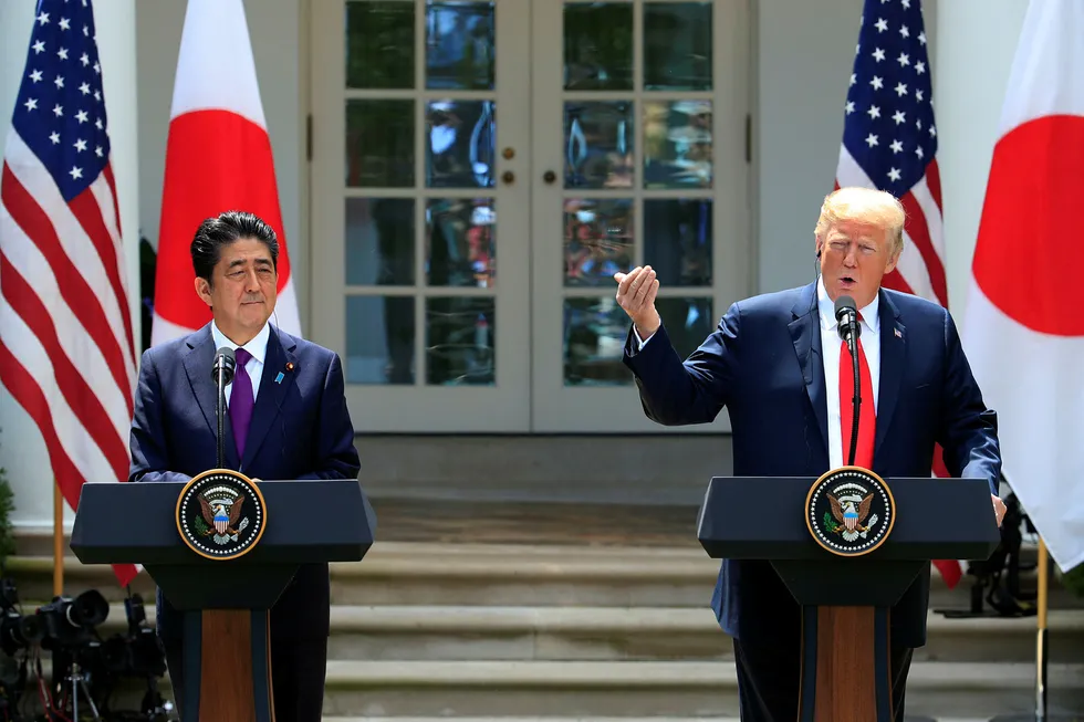 President Donald Trump (t.h.) snakket om toppmøtet med Kim Jong-un på en pressekonferanse sammen med Japans statsminister Shinzo Abe torsdag. Foto: AP/NTB scanpix