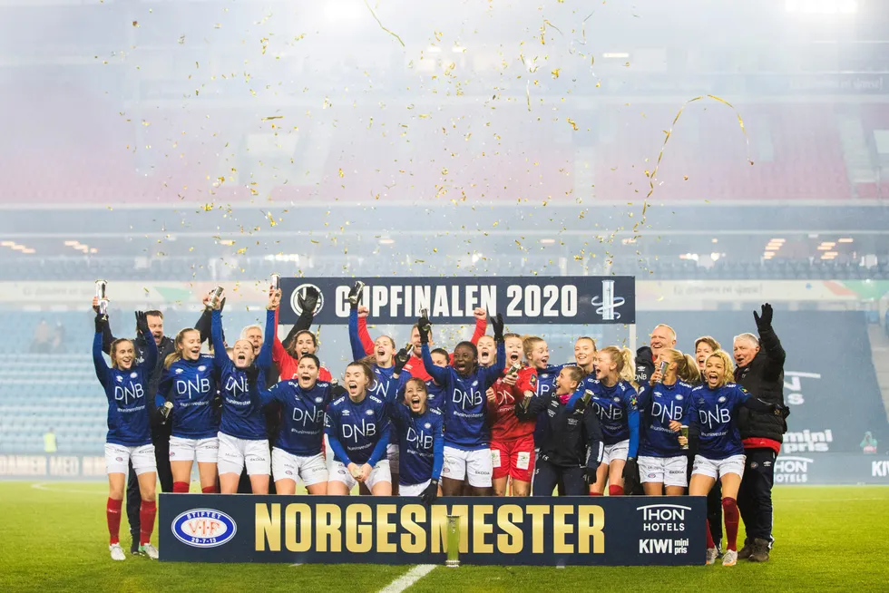 Fra 2023 kommer TV 2 til å vise norsk toppfotball for kvinner og herrer, skriver VG. Her er vinnerne av norgesmesterskapet i fotball 2020.