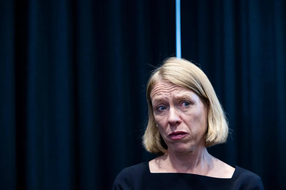 Utenriksminister Anniken Huitfeldt sier hun er sikker på at hun ikke uforvarende eller uvitende har overført informasjon til ektemannen