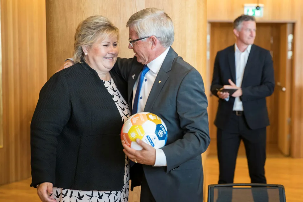 Kjell Magne Bondevik fikk en fotball i gave på sin 70-årsdag av statsminister Erna Solberg (H). Foto: Vidar Ruud / NTB scanpix