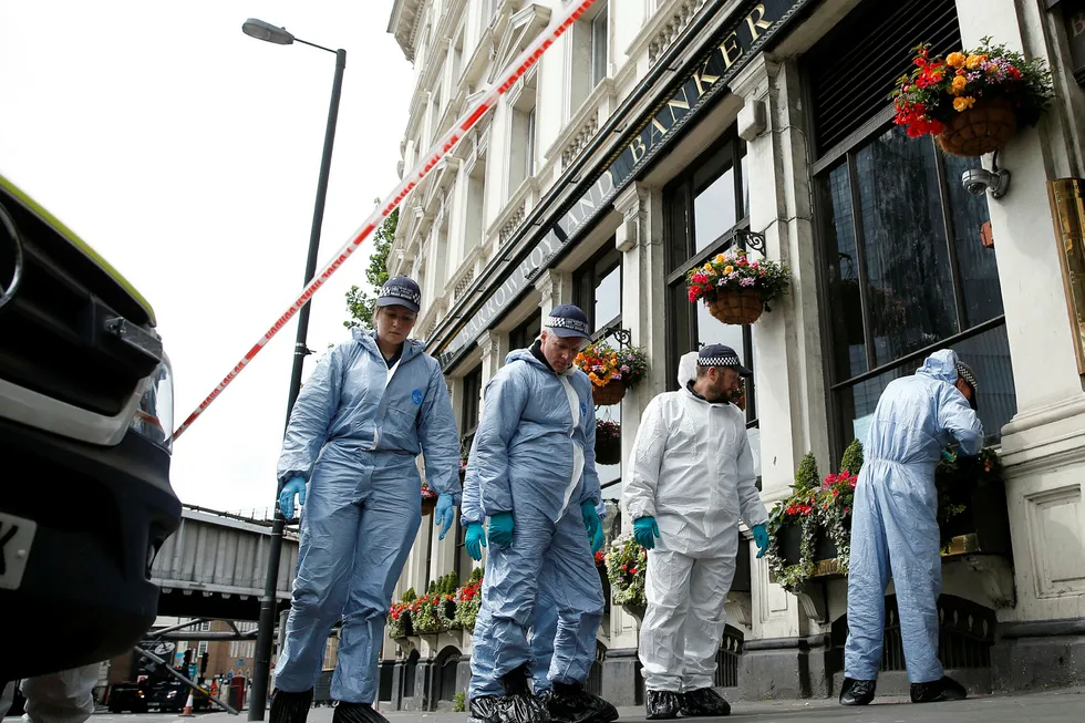 Britisk politi sikrer bevis etter lørdagens angrep. Foto: Alastair Grant