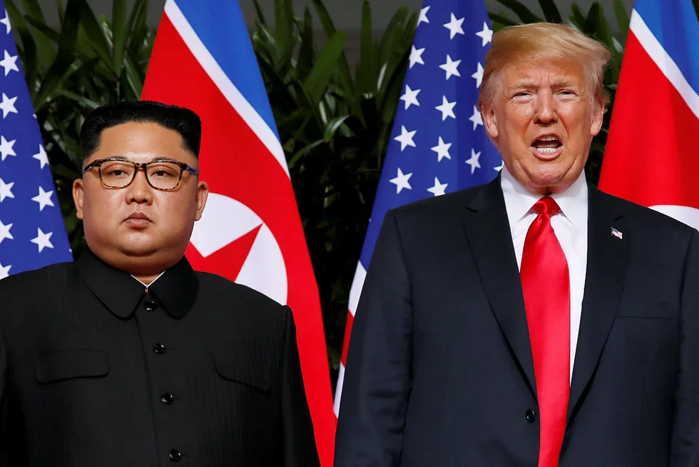 USAs president Donald Trump sammen med Nord-Koreas leder Kim Jong-un møttes tirsdag under fire øyne på Capella Hotel på øya Sentosa i Singapore. Foto: Jonathan Ernst/Reuters/NTB Scanpix