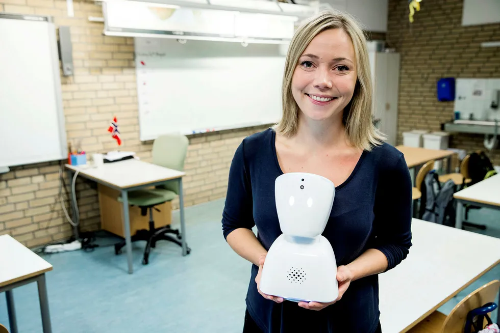 Daglig leder Karen Dolva med roboten AV1 som gjør det mulig for barn å følge undervisningen i klasserommet selv om de er på sykehus eller hjemme. Roboten streamer lyd og bilde til en telefon og gjør det mulig for barnet å stille spørsmål til læreren. Foto: Tore Meek/NTB Scanpix