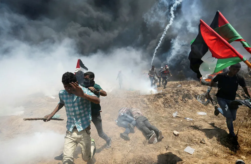 Palestinere protesterte mandag mot ambassadeflyttingen og israelsk okkupasjon, her sør i Gaza nær grensen til Israel. Bare i Gaza ble minst 37 palestinere drept mandag i sammenstøt med israelske soldater. Foto: Ibraheem Abu Mustafa/Reuters/NTB Scanpix
