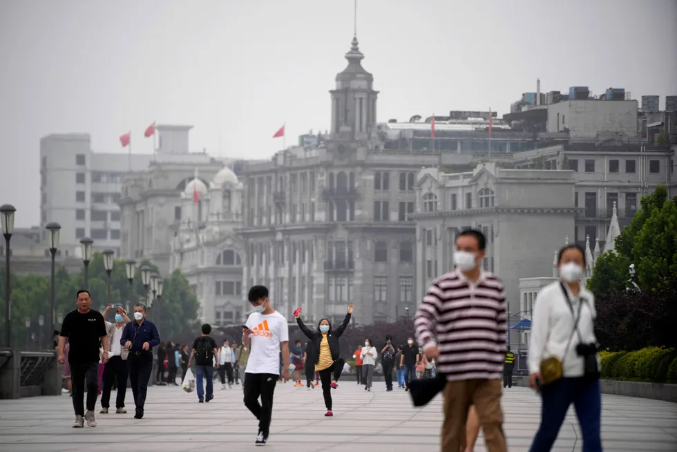 Den kinesiske finansmetropolen Shanghai har fjernet mange restriksjoner fra 1. juni. Det er tillatt å bevege seg utendørs i de fleste bydelene – som her fra The Bund onsdag morgen. Men nullsmittestrategien består fortsatt.