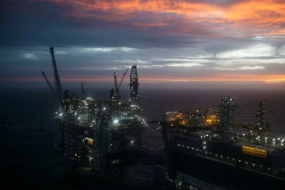 Hviterusslands statlige oljeselskap Belneftekhim sa tirsdag at deres datterselskap har kjøpt 80.000 tonn råolje fra Norge. Her fra åpningen av Johan Sverdrup-feltet.