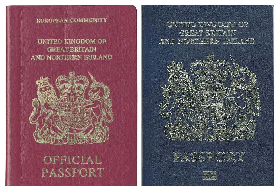Britene skal nå skifte ut det burgunderrøde passet med mørkeblått pass. Foto: Handout/AFP Photo