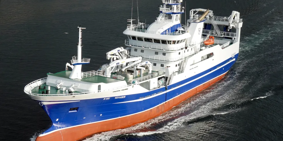 Britiske pelagiske trålere tar siste stikk i makrellfisket i år. «Voyager» leverer 26-millioners fangst til Global Florø.
