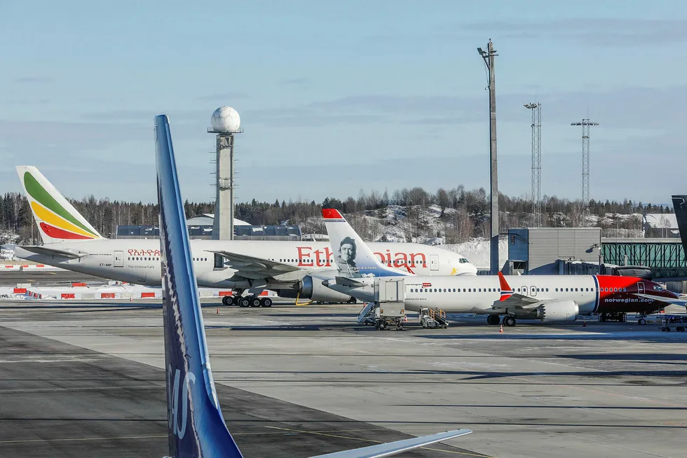 Norwegian har falt over ti prosent på Oslo Børs siden flytragedien i Etiopia på søndag. Norwegian har satt alle sine Boeing 737 Max 8-fly på bakken.