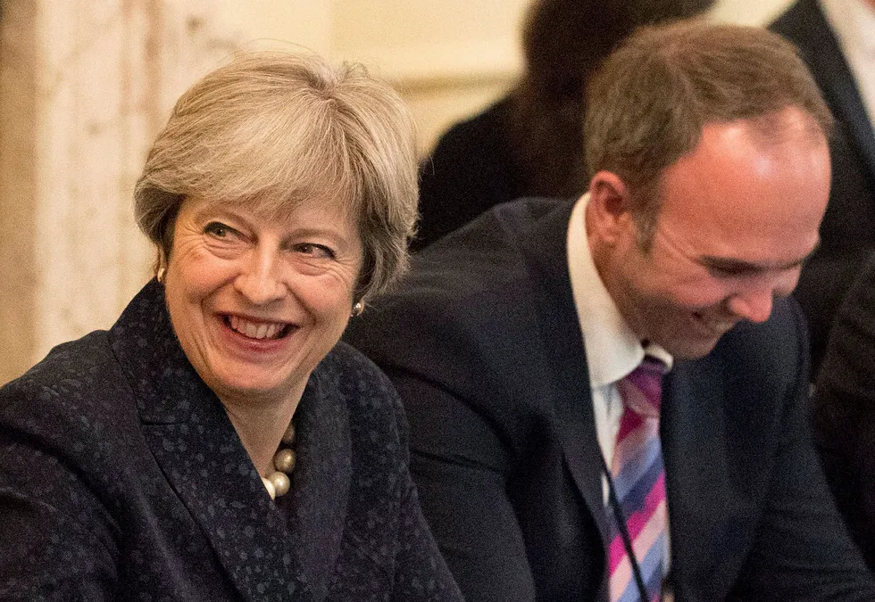 Britenes statsminister Theresa May vil ikke følge OECDs råd. Her under et bøte med britiske boligbyggere i London tirsdag. Foto: Steve PParsons/Reuters/NTB Scanpix