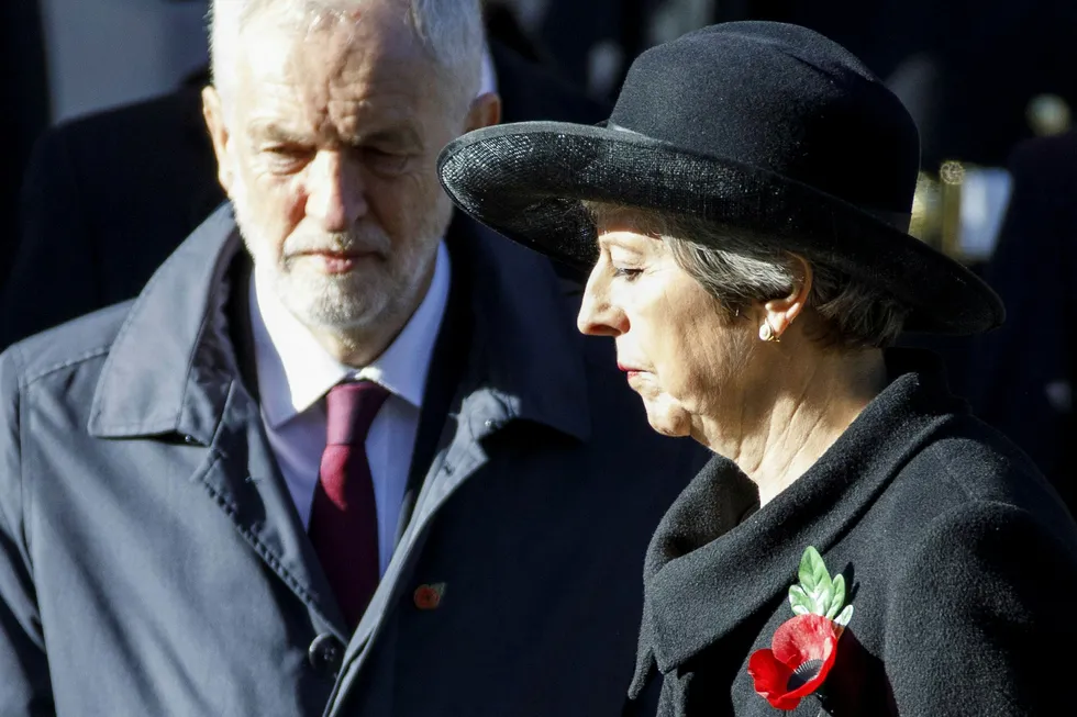 opposisjonsleder Jeremy Corbyn og statsminister Theresa May under søndagens 100-årsmarkering for slutten av 1. verdenskrig.