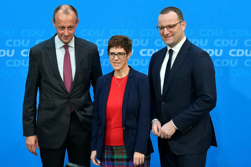 Hvem skal ta over som leder i partiet Angela Merkel har styrt i nær 20 år. Den som vinner har også gode sjanser for å bli forbundskansler og dermed Europas mektigste politiker. Her aktuelle kandidater (fra venstre) Friedrich Merz, Annegret Kramp-Karrenbauer og Jens Spahn.