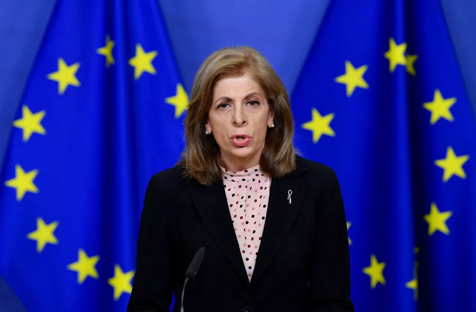 EUs helsekommissær Stella Kyriakides gikk mandag i strupen på vaksineprodusent AstraZeneca.