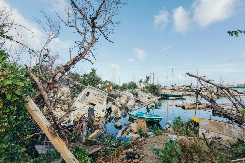 Herjet. Yachtklubben ved Nanny Cay ser fortsatt ut som en slagmark, syv måneder etter at orkanen Irma slo inn over Tortola.