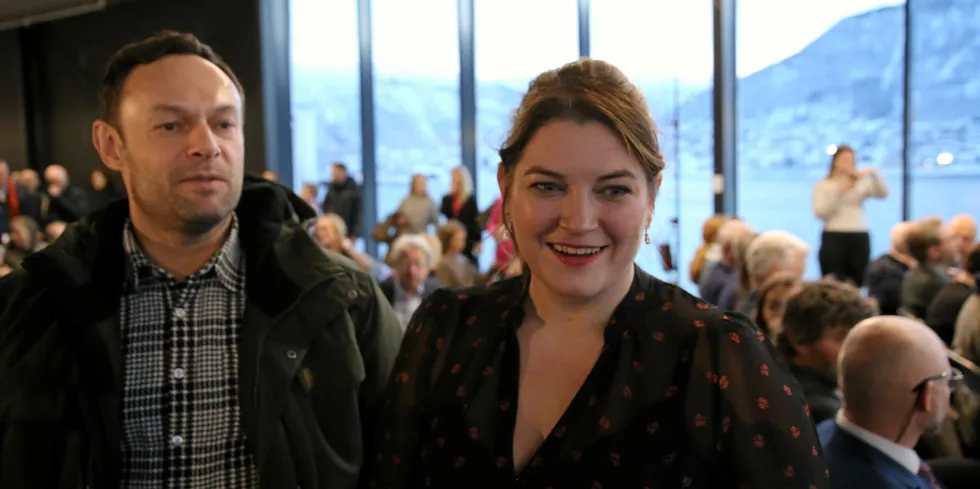 SV-nestleder Torgeir Knag Fylkesnes og fiskeriminister Cecilie Myrseth havnet i debatt om fiskehelse på stortinget onsdag. Her fra da kvotemeldingen ble lagt frem i Tromsø