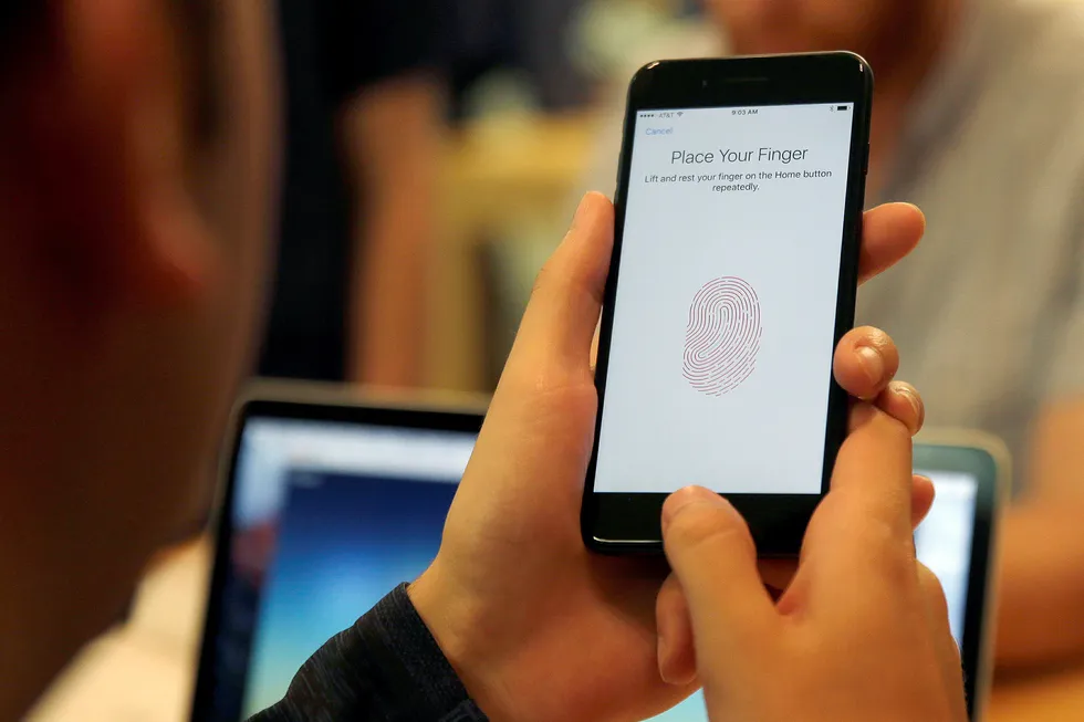 I 2013 lanserte Apple fingeravtrykk for åpning av telefonen og senere også sikker betaling. Nå kan ansiktsgjenkjenning overta. Foto: Kiichiro Sato