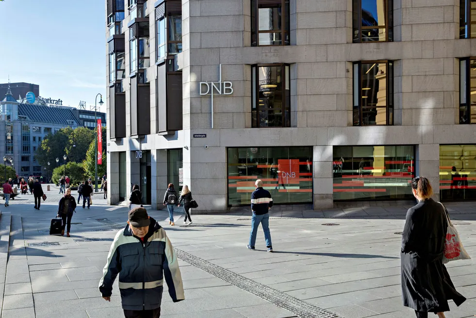 Regionbankene og de mindre bankenes fremste aktiva er ansatte, fysisk tilstedeværelse og personbasert tillit. Bankenes langsiktige konkurransekraft finnes i dette «fysiske sporet». Her fra DNBs lokaler i Oslo sentrum. Foto: Aleksander Nordahl