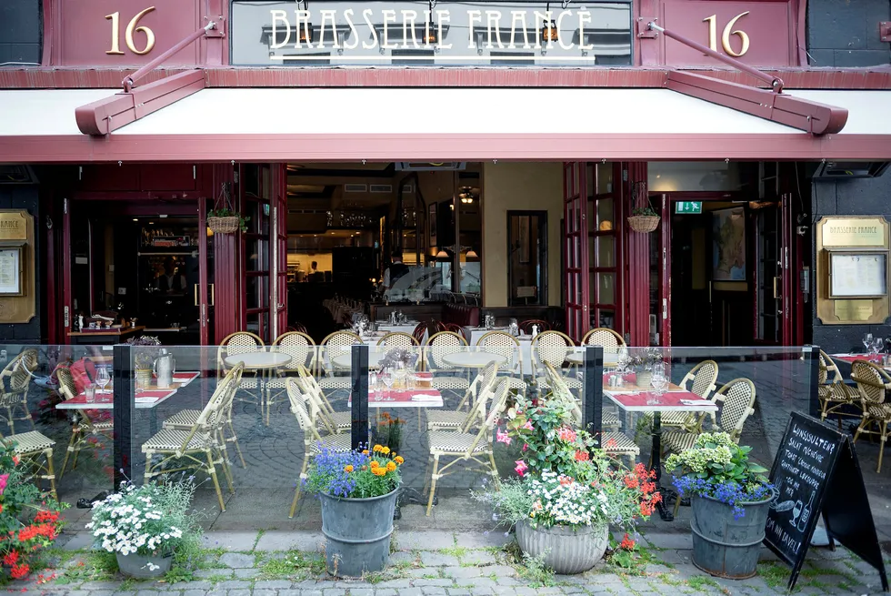 Trang inngang. Rett ved Egertorget i Karl Johans gate ligger Brasserie France, som har levert klassisk fransk brasseriemat til hovedstaden siden 1989. De tilbyr også lunsj fra tirsdag til lørdag.