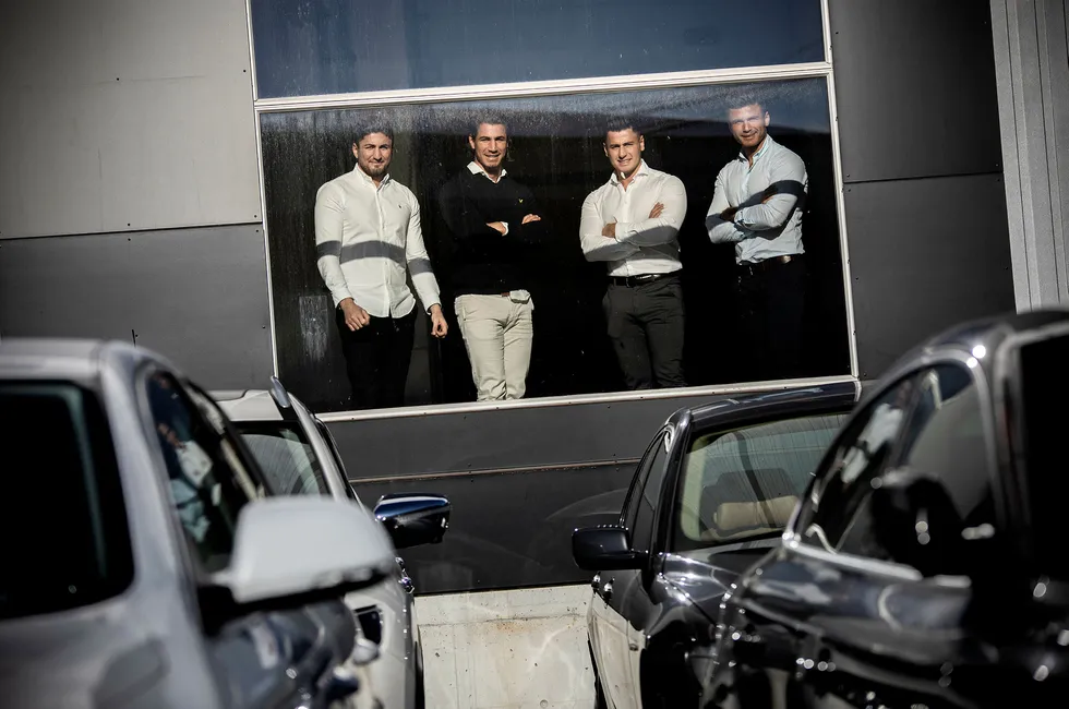 Brødrene Fadi (fra venstre) John, Dani og Remon Farenso tar mål av seg å bli størst innen bruktbilhandel på Sørlandet