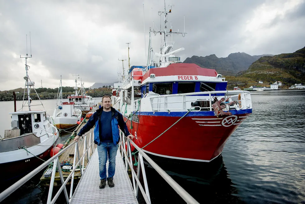 Eirik Johnsen fisker på fiskebåten «Peder B» i Moskenes havn i Lofoten. I fjor tjente han mer på å selge fiskekvoter enn å fiske.