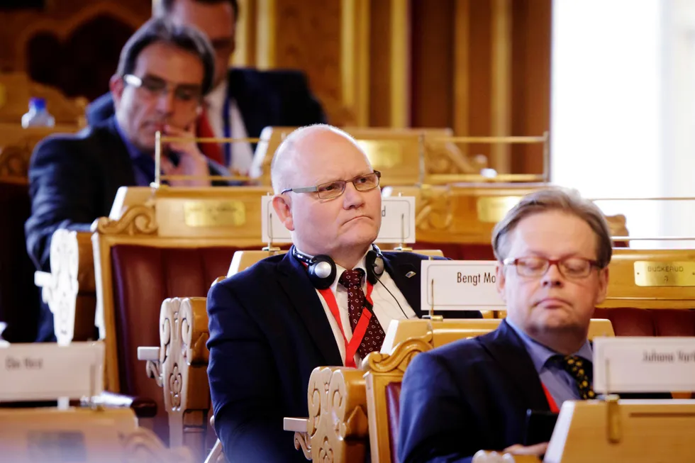Bengt Wenstøb (i midten) fikk nesten en kvart million kroner i etterlønn fra Stortinget da han gikk ut i 2017.