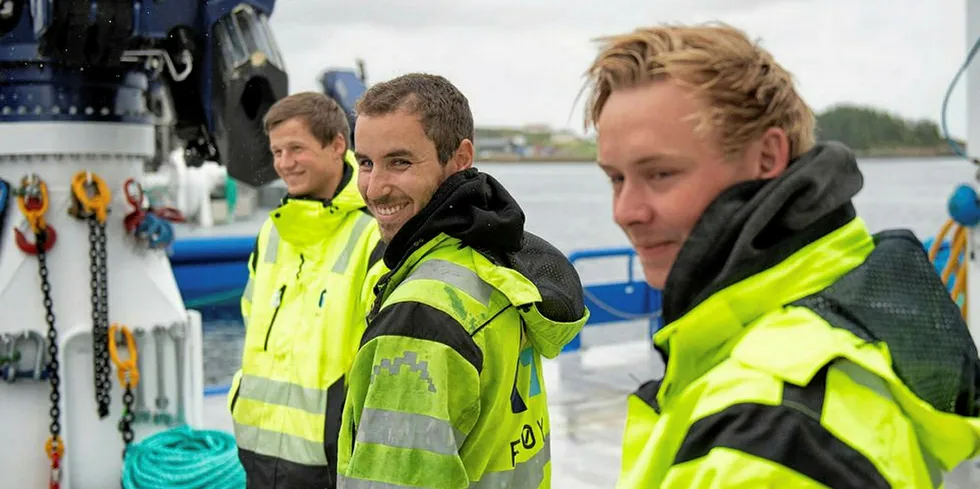 Stian Melhus (23), skipper Eirik Skarsvå (26) og Matteus Flaahammer (21) er mannskap på arbeidsbåten «Frøy Junor».