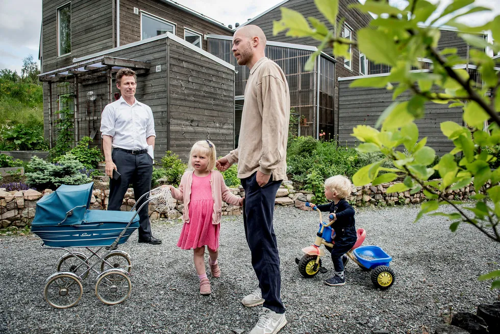 Advokat Arne Talsnes (til venstre) og naboen Bjarne Flur Kvistad er kritiske til Filago og mener mange av boenhetene har hatt mangler som utbyggerfirmaet ikke har utbedret på en tilfredsstillende måte.