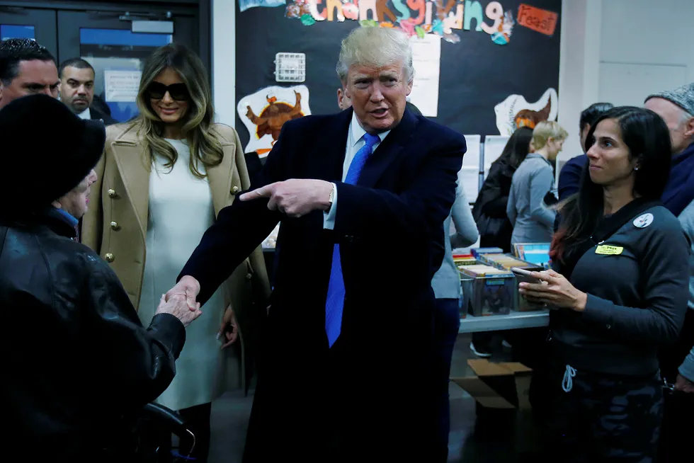 Donald Trump hilser på en støttespiller før han skal avlegge stemme på Public School 59 in New York,tirsdag. Foto: Carlo Allegri/Reuters/NTB scanpix