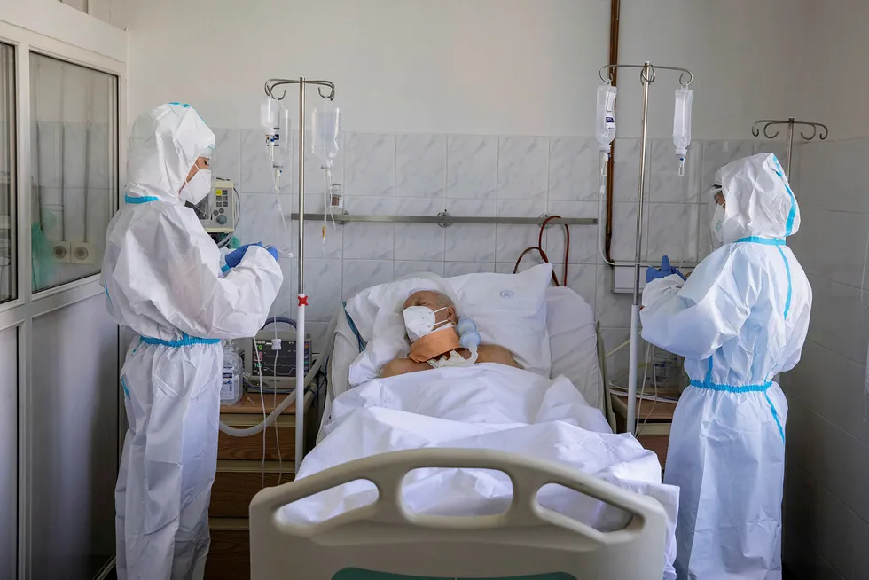 Helsearbeidere behandler en pasient for med koronavirus på en klinikk i Beograd, Serbia.