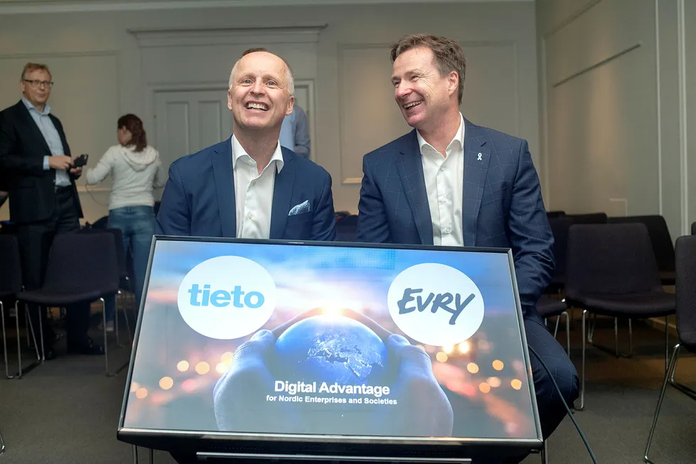 Evry fusjonerer med Tieto. Fra venstre administrerende direktører Kimmo Alkio i Tieto og Per Hove i Evry.
