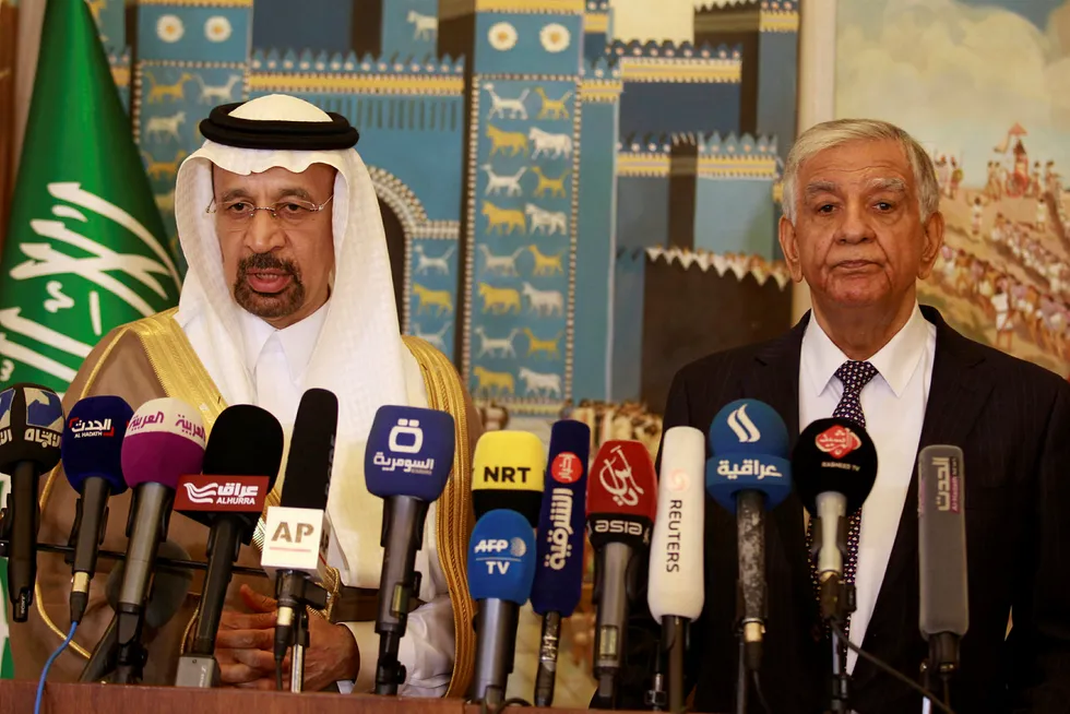 Saudi-Arabias energiminister Khalid al-Falih (t.v.) sammen med Iraks oljeminister, Jabbar al-Luaibi, denne uken. De to ministrene uttalte begge at de støtter en forlengelse av produksjonskuttene i oljekartellet Opec i ni måneder. Foto: Khalid al-Mousily/Reuters/NTB Scanpix