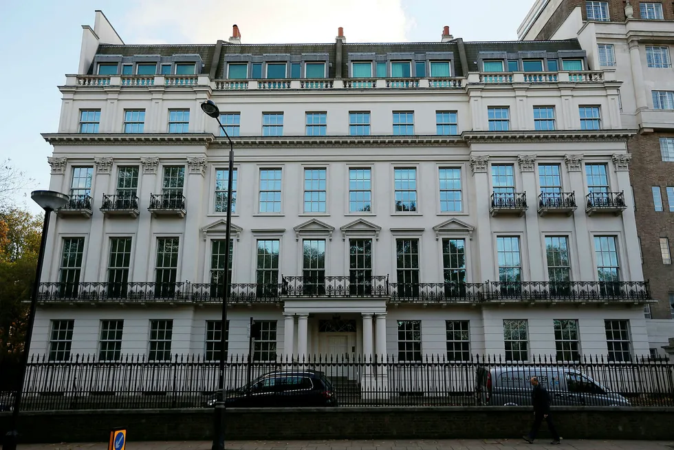 Eiere av luksusboliger i London må nå oppgi hvem som er den reelle eieren. Denne luksusboligen med 45 soverom i Knightsbridge tilhørte Libanons tidligere statsminister Rafik al-Hariri, og den er verdt tre-fire milliarder kroner. Foto: STEFAN WERMUTH/Reuters/NTB Scanpix