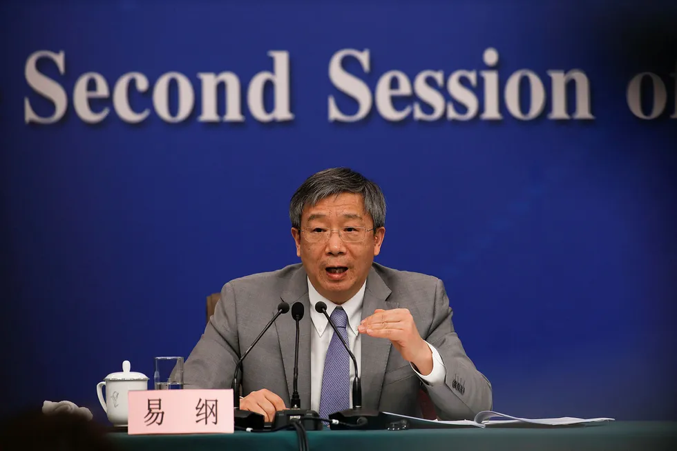 KInas sentralbanksjef Yi Gang lover at Kina ikke skal bruke devaluering for å øke eksporten.