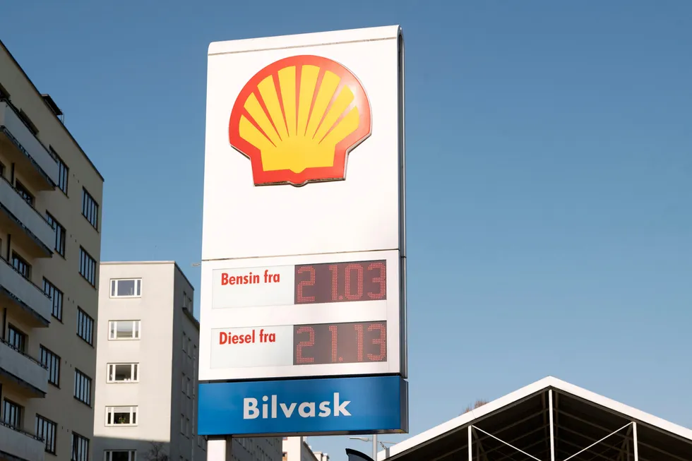 Bensin- og dieselprisene har holdt seg høye de siste ukene. Her er prisene hos Shell i Oslo onsdag.