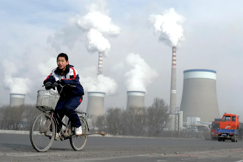 Kraftsektoren i Kina står i dag for utslipp av tre milliarder tonn CO2. På sikt vil over 10.000 kinesiske industriselskaper bli omfattet av klimakvoter. Foto: Andy Wong/AP/NTB Scanpix