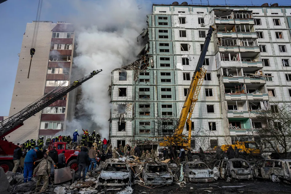 En boligblokk i Uman sentralt i Ukraina ble truffet av to russiske kryssermissiler fredag morgen. Minst 14 mistet livet. Her jobber brannmannskaper og nødetater på stedet. Foto: Bernat Armangue / AP / NTB