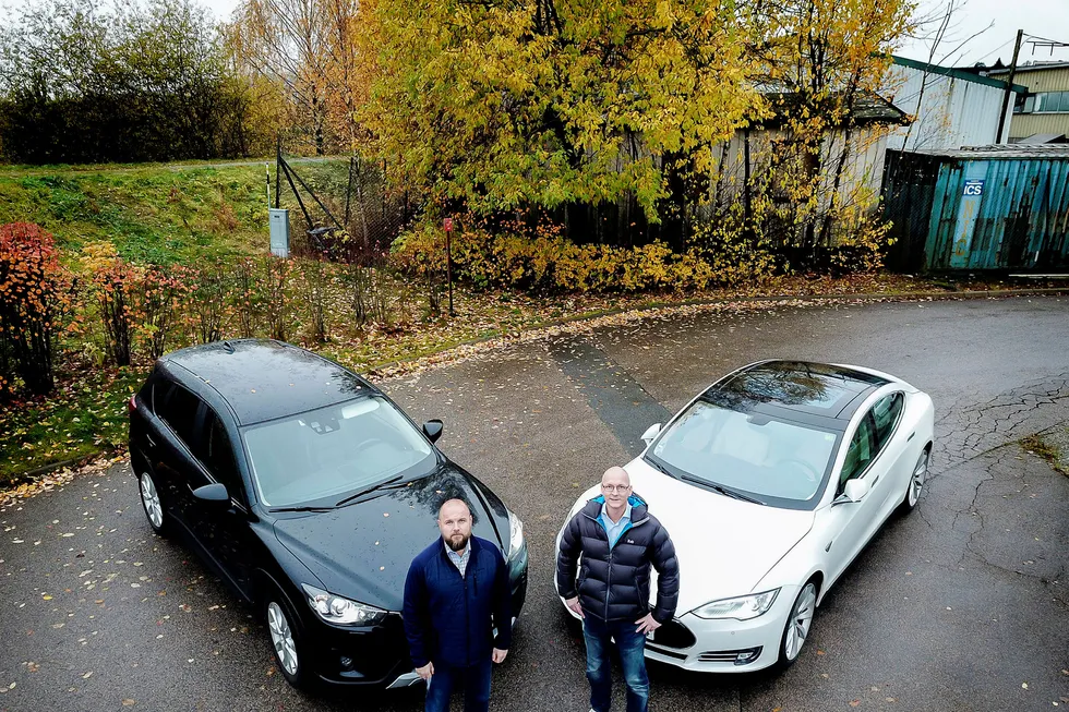 Brødrene i regnskapsfirmaet VVSFinans har beregnet hva regjeringens foreslåtte, nye firmabilskatt vil bety for dem: Per-Henrik Ruud (til høyre) må betale 57.000 kroner i skatt for sin Tesla Model S. Det er 15.000 kroner mer enn broren Ole Ruud (til venstre) må skatte av sin dieseldrevne Mazda CX-5, selv om han får fordeler som er verdt mer. Foto: Gunnar Blöndal