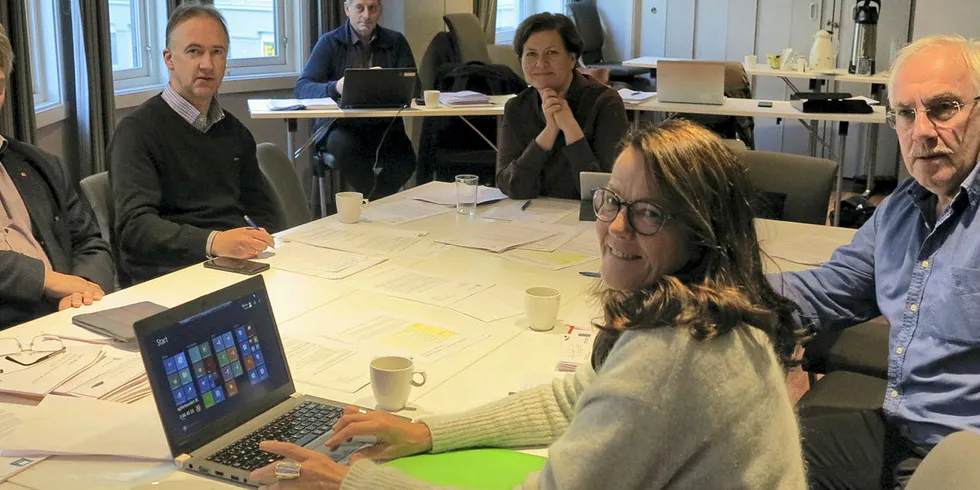 MØTE: Fra Fjordfiskenemndas møte i Bergen. Knut Werner Hansen, Bernt Bertelsen, Inge Arne Eriksen (sitter bak som observatør fra Sametinget), Helga Pedersen, Bente Aasjord og Steinar Friis.