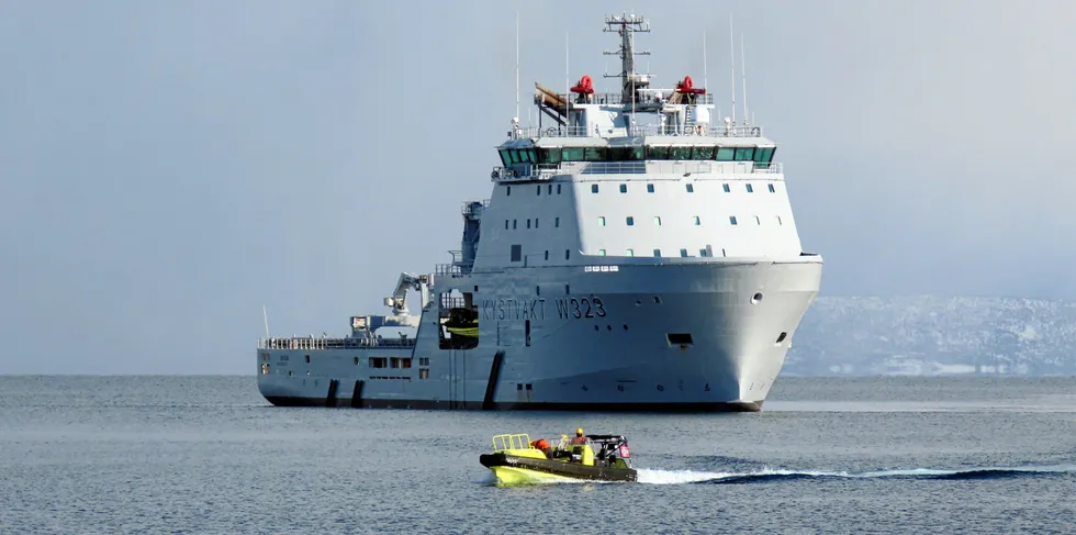 Kystvaktens KV «Bison» var nylig på kontroll av russiske trålere på 12-mila nord for Andenes. Men uten å ødelegge russernes spesielle fiskemønster, hevder skipssjefen.