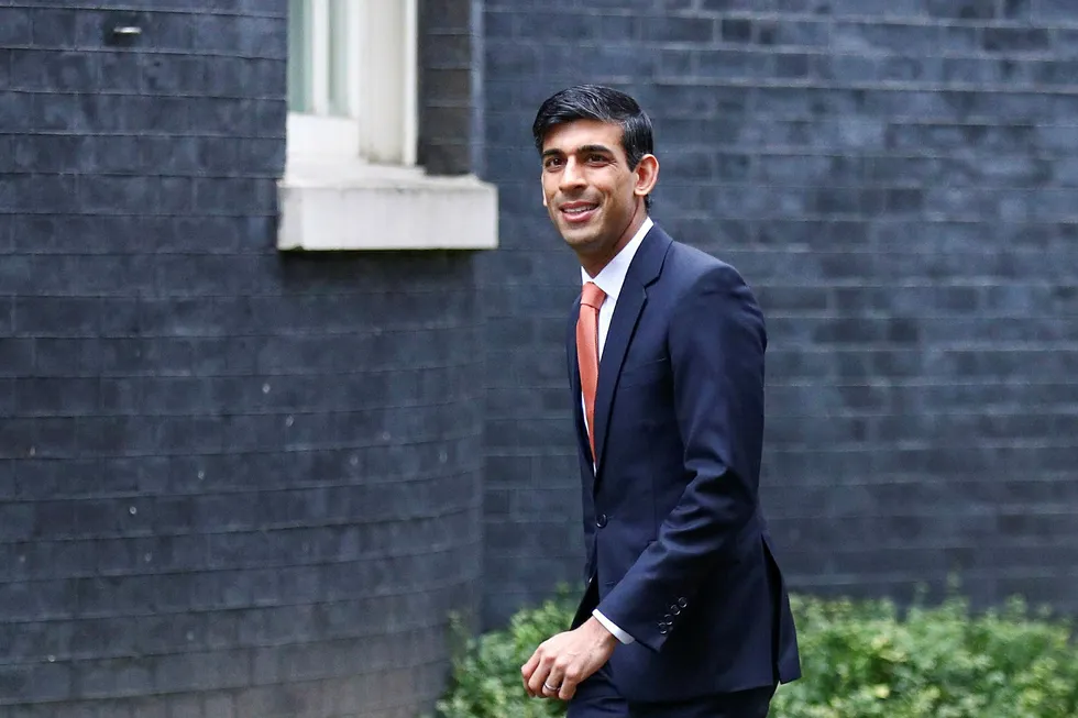 Rishi Sunak på vei til Downing Street for å få ny jobb som finansminister.