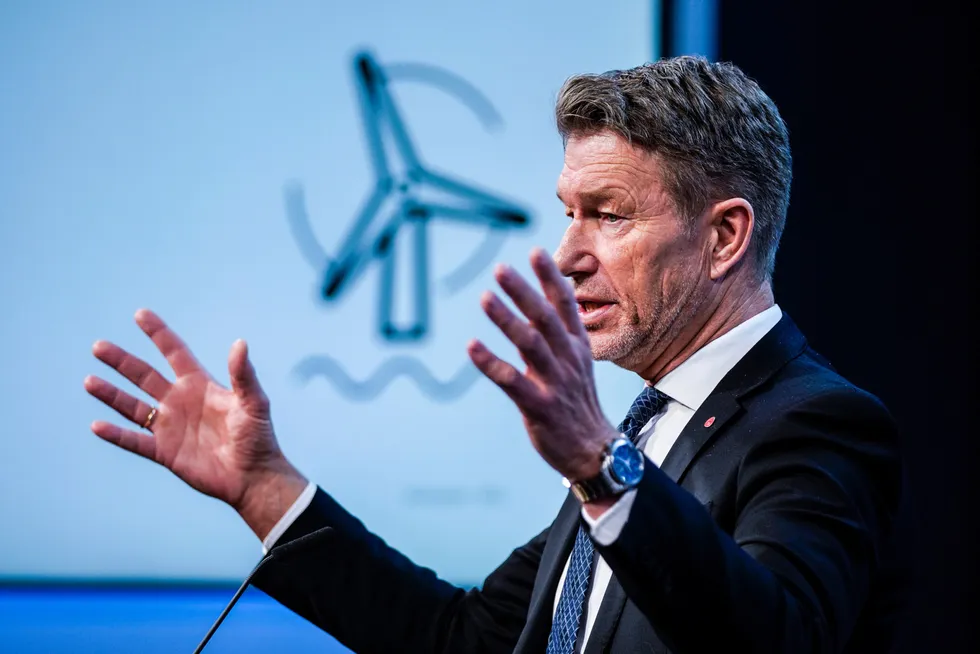 Olje- og energiminister Terje Aasland presenterer rammevilkår for utbygging av havvind på Sørlige Nordsjø II og Utsira Nord på en pressekonferanse i desember.