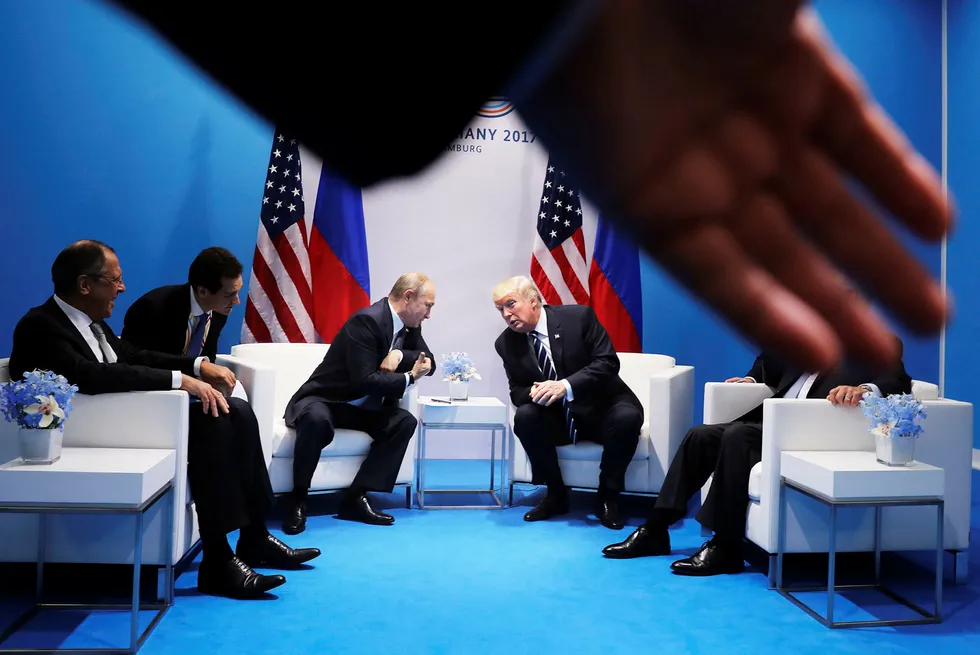 Vladimir Putin og Donald Trump i passiar da de sist møttes, under G20-toppmøtet i Hamburg sist måned. Men forholdet mellom Russland og USA har ikke vært så dårlig siden Sovjetunionens fall. Foto: Carlos Barria/Reuters/NTB Scanpix